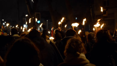 Photo of Grève : Opposés à la politique gouvernementale, plusieurs milliers de flamands ont brandi des flambeaux, jeudi soir